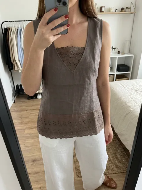 Krajkový top: Výsledek AI na modelce