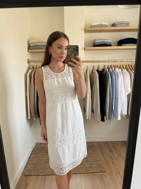 Bílé vyšívané šaty: Výsledek AI na modelce